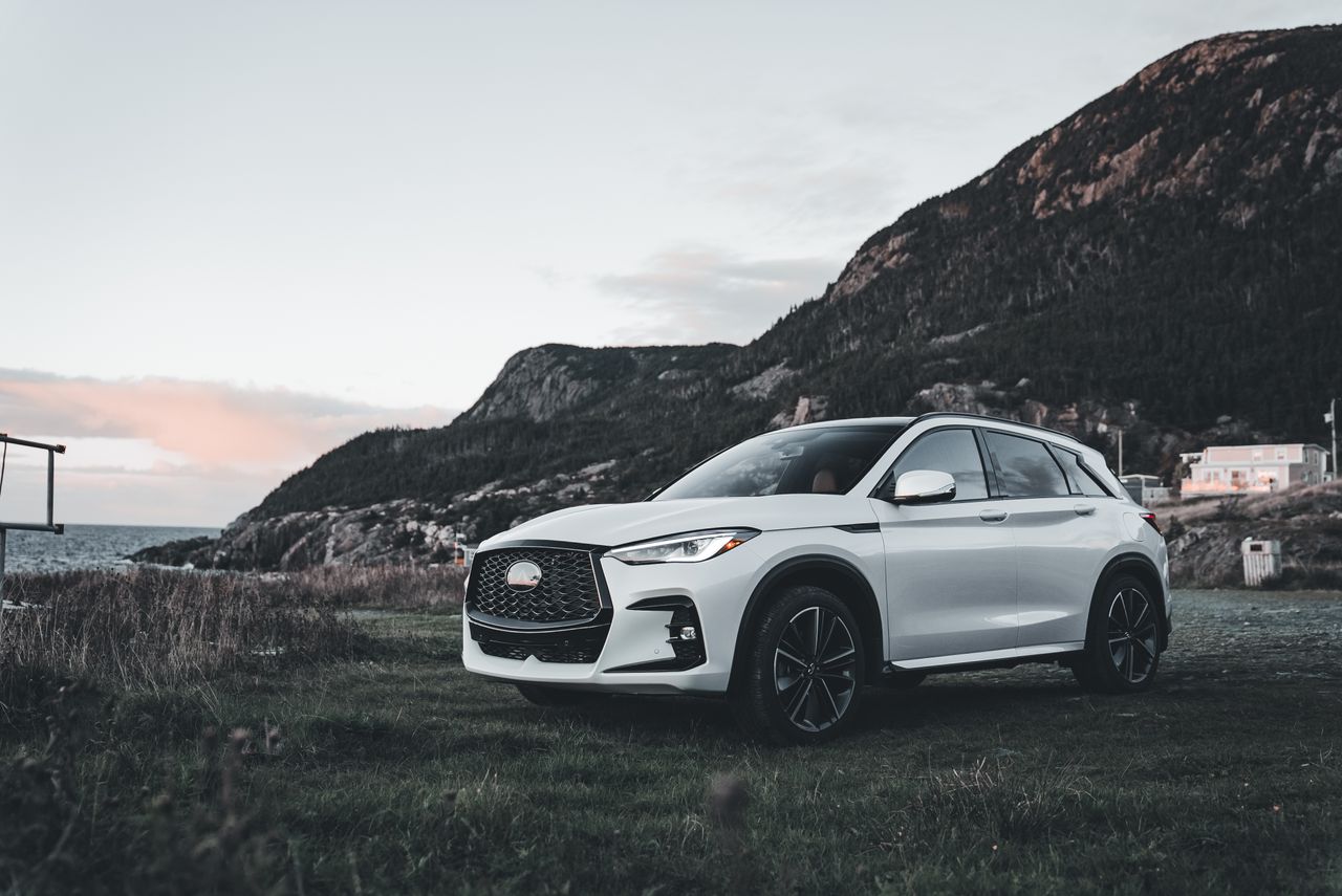 Nowoczesny SUV w malowniczym górskim krajobrazie Czarnogóry