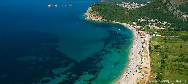 Buljarica-Strand, südwärts blickend entlang des gesamten 2,25-km-Bogens der Bucht, Montenegro