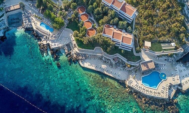 Luftaufnahme der Bucht und des Hotels von Dobre Vode an der südlichen montenegrinischen Küste