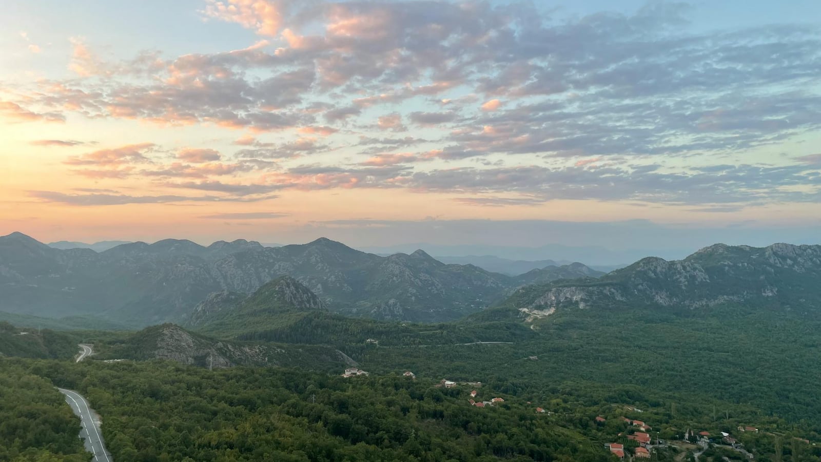 Toyota Corolla Hybrid — photo 2