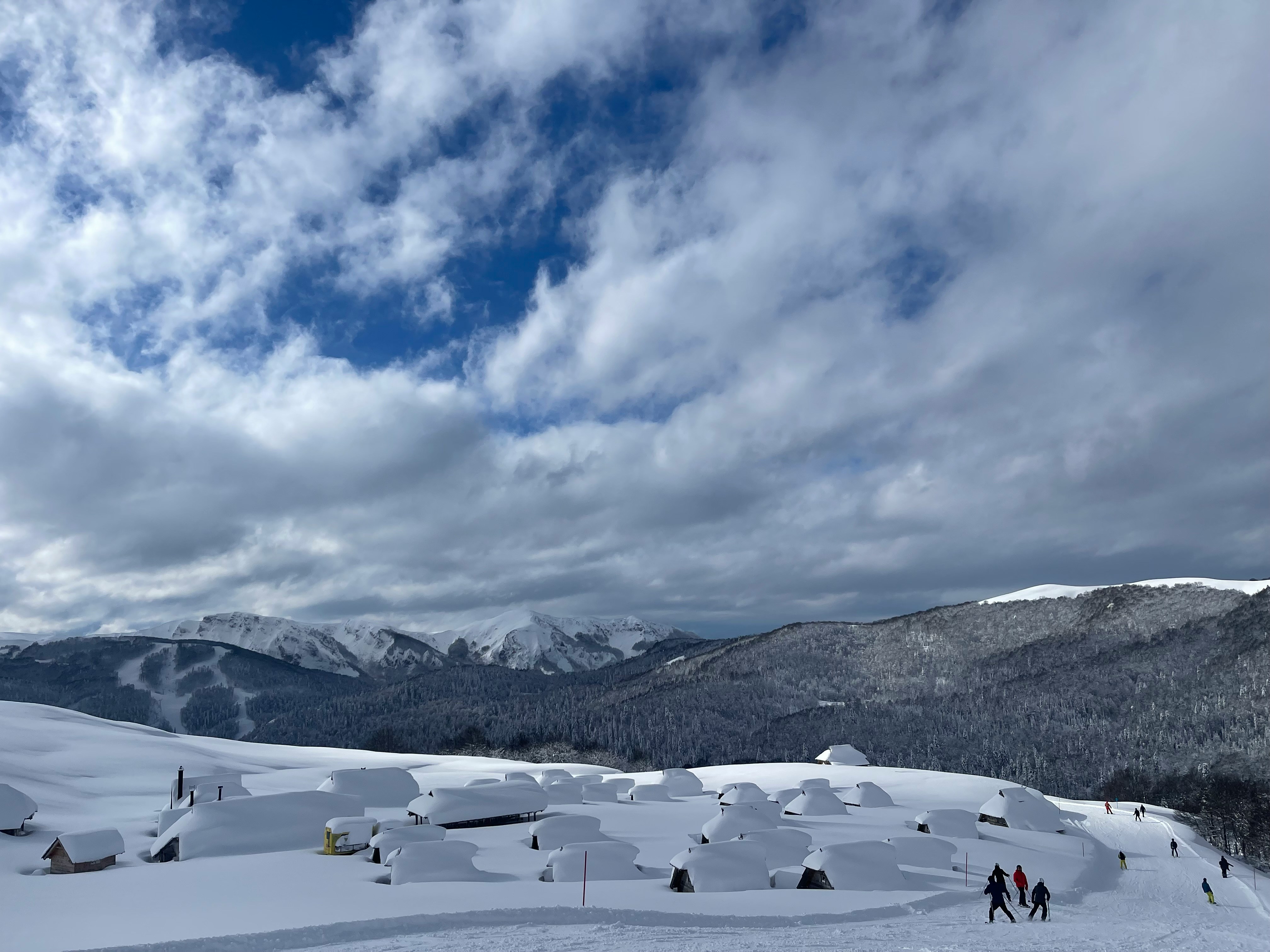 Sciatori sulle piste sopra Kolašin al resort Kolašin 1600, massiccio del Bjelasica, Montenegro