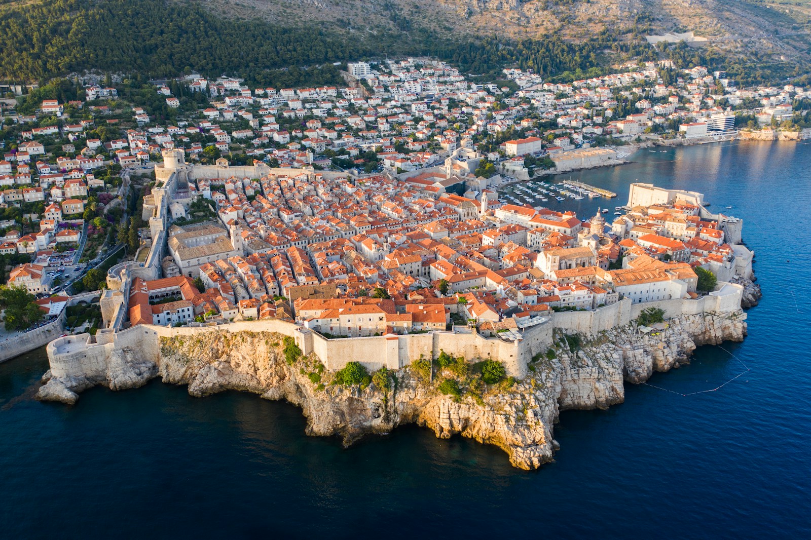 Vista aerea di una città costiera adriatica