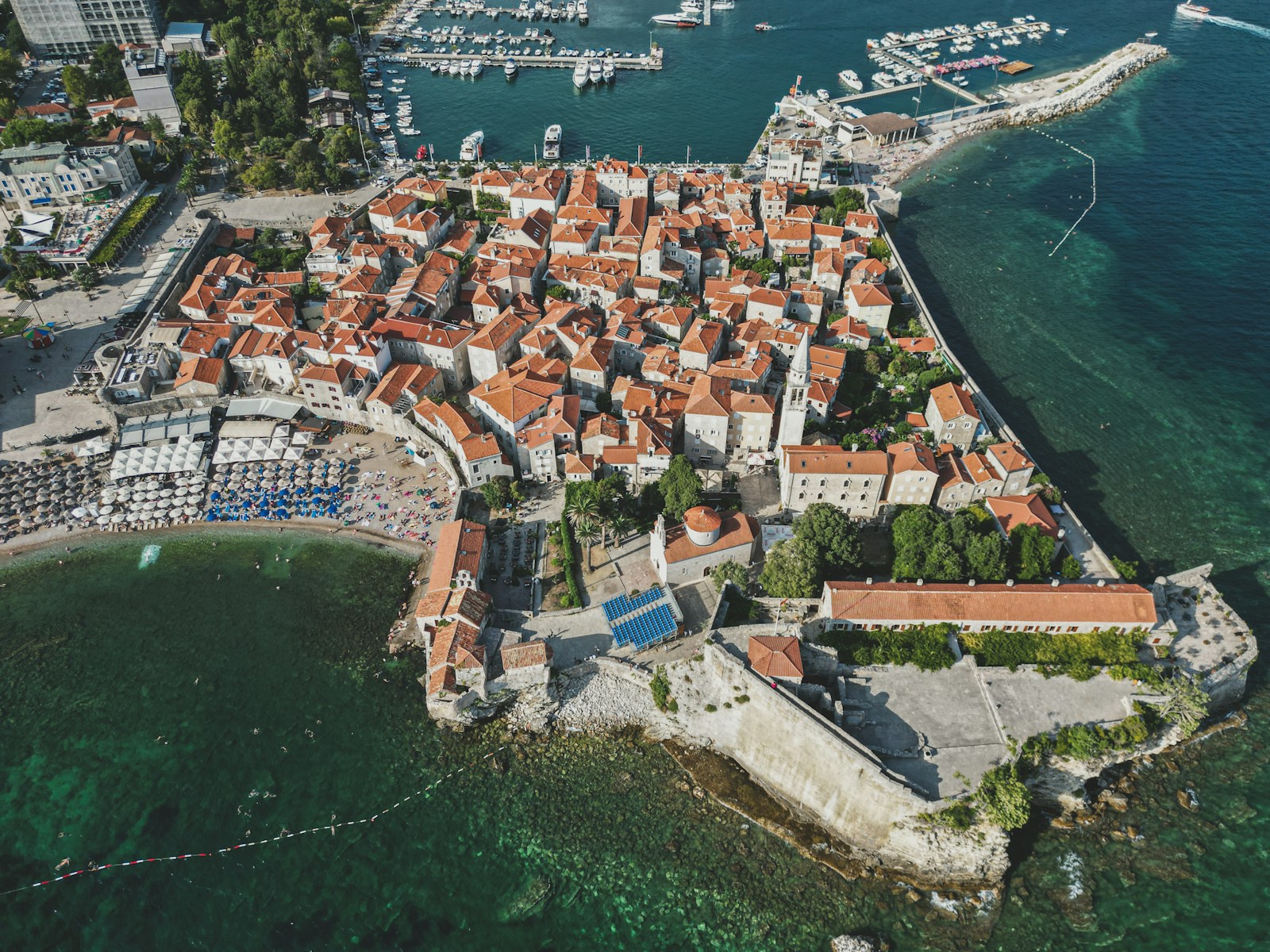 Vista aerea di una cittadina balneare vicino a Budva