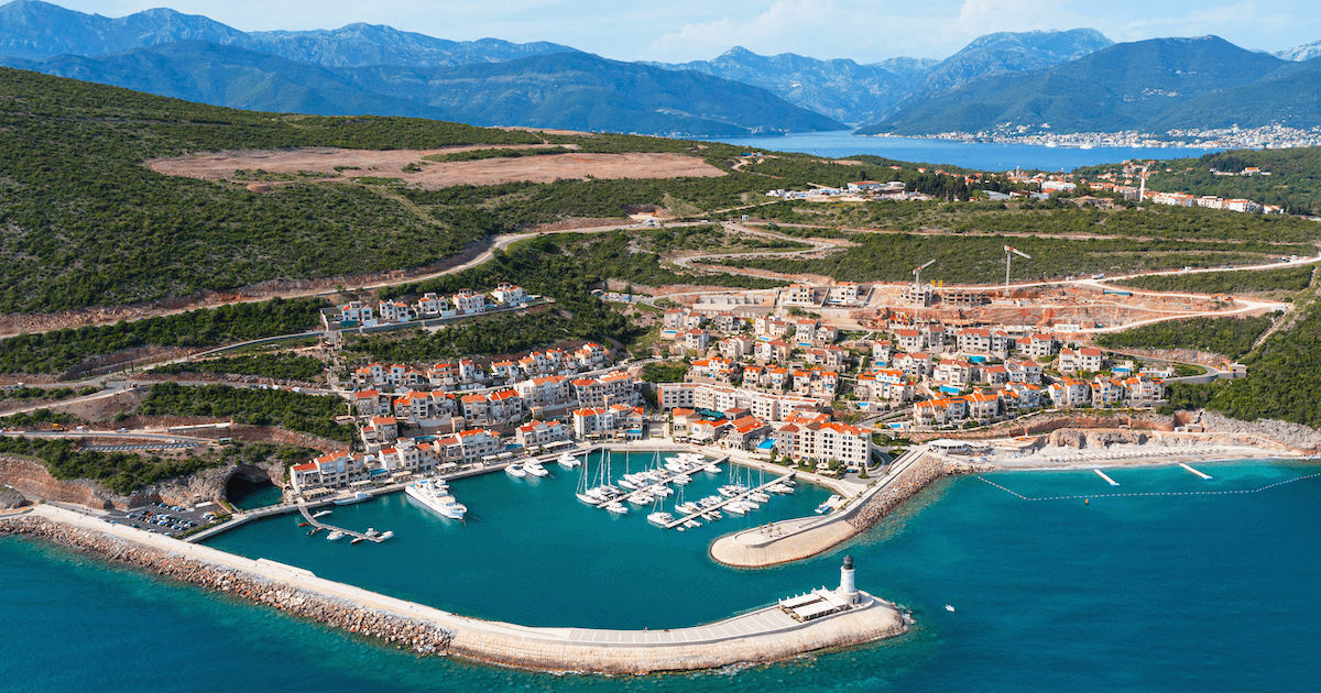 Vue aérienne du resort marina de Luštica Bay sur la péninsule de Luštica, Monténégro