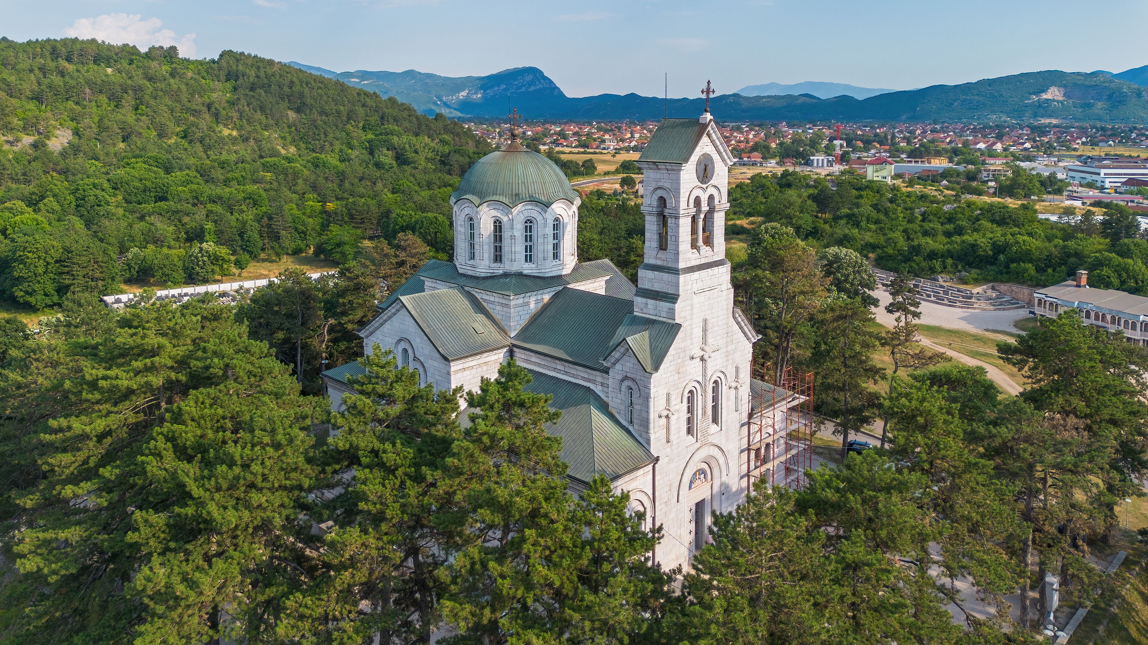 Nikšić, Montenegros zweitgrößte Stadt, umgeben von Kalksteinhügeln