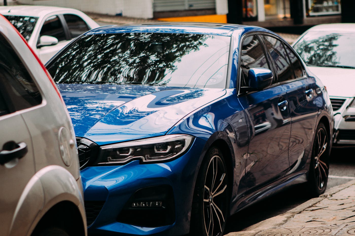 Automobil parkiran unutar bijelo označenog parking mjesta na kotorskoj ulici