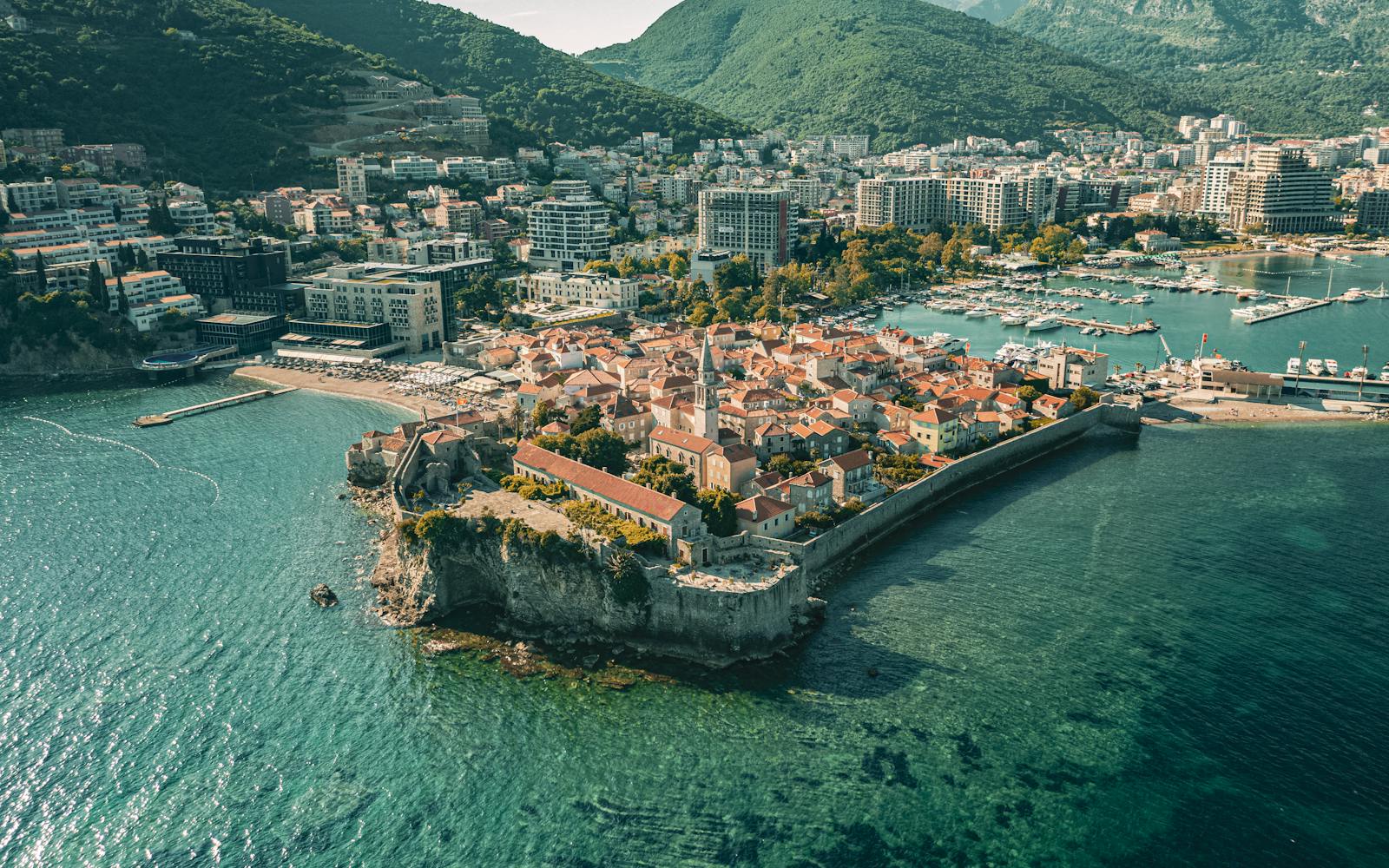 Luftaufnahme der Halbinsel und Bucht Budva, Montenegro