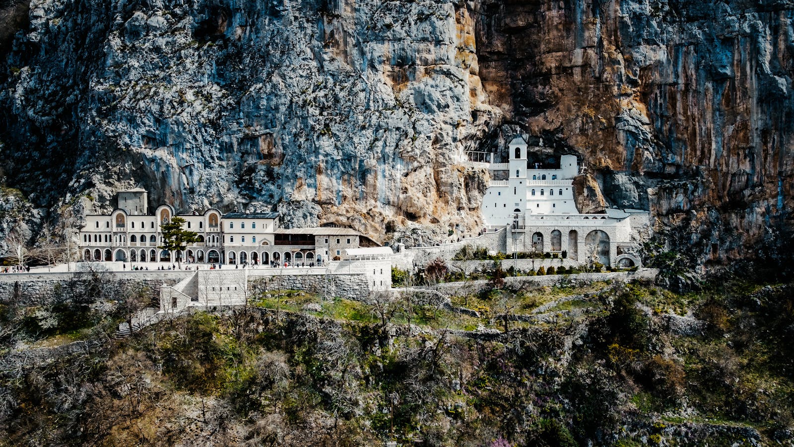Monastère d'Ostrog construit dans la falaise au-dessus de la plaine de Zeta, Monténégro