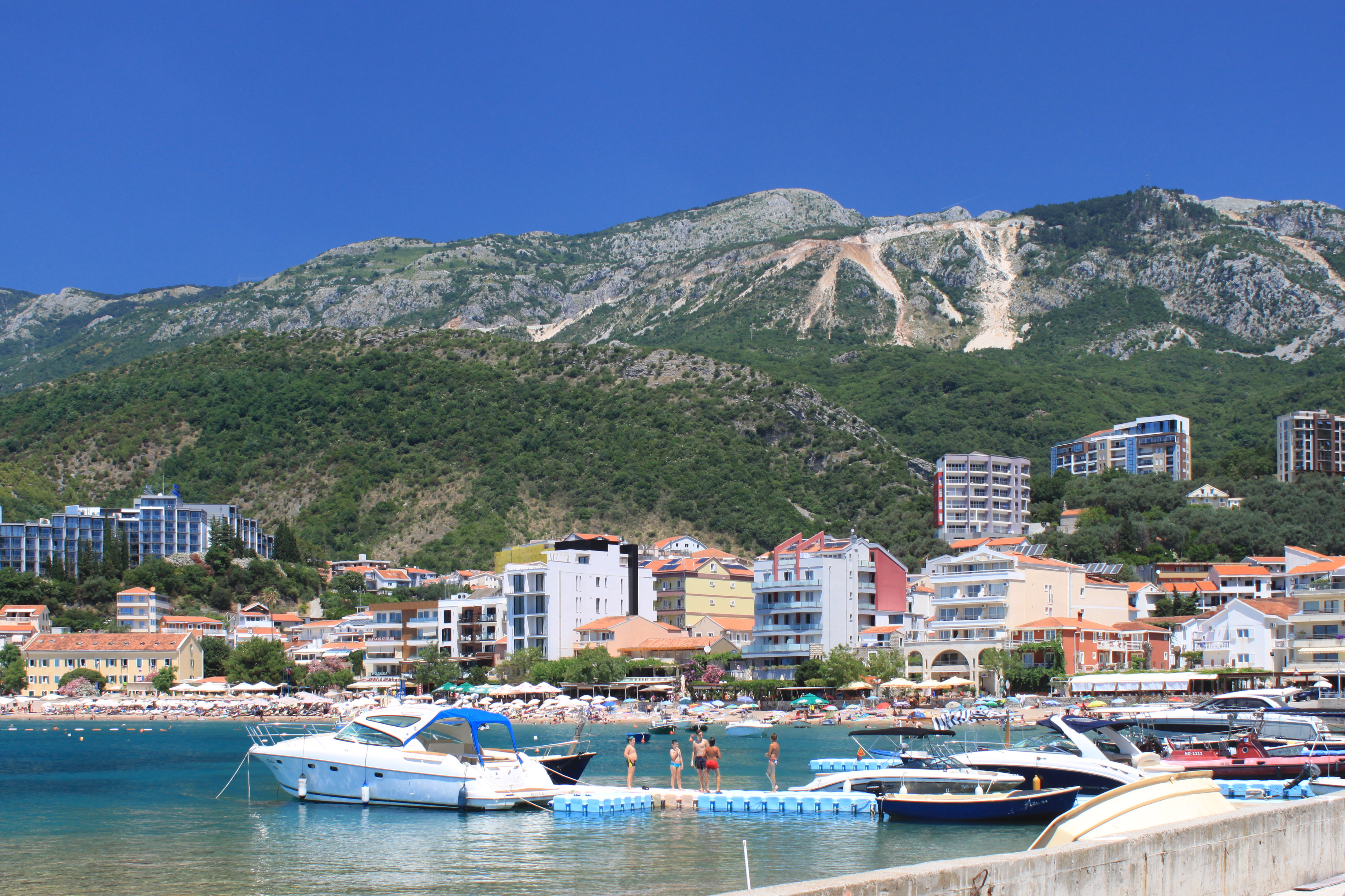 Strand und Hafen Rafailovići, südliches Ende der Bečići-Bucht, Montenegro