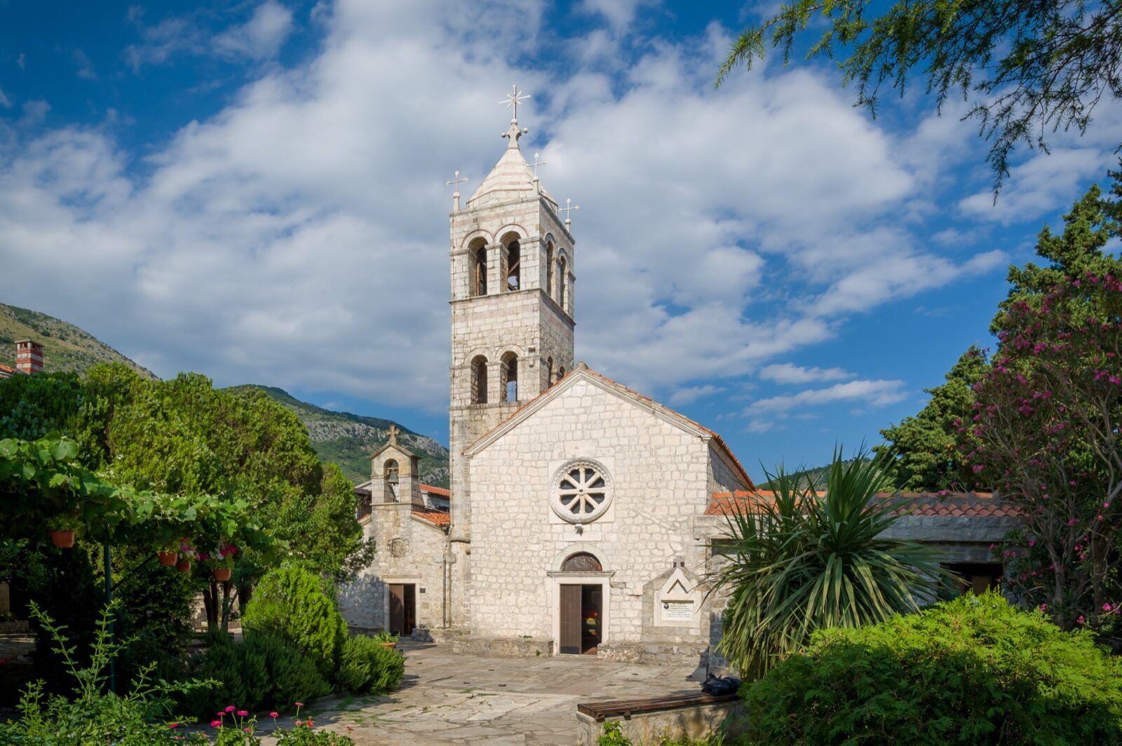 Complesso del Monastero di Reževići sul crinale sopra la costa della Paštrovska Rivijera, Montenegro