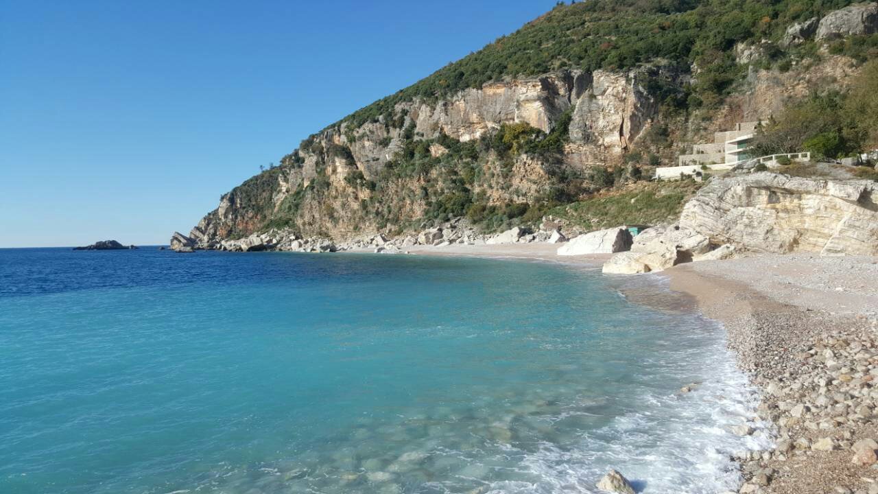 Caletta rocciosa di Perazica Do sotto il promontorio di Reževići, acqua adriatica limpida, Montenegro
