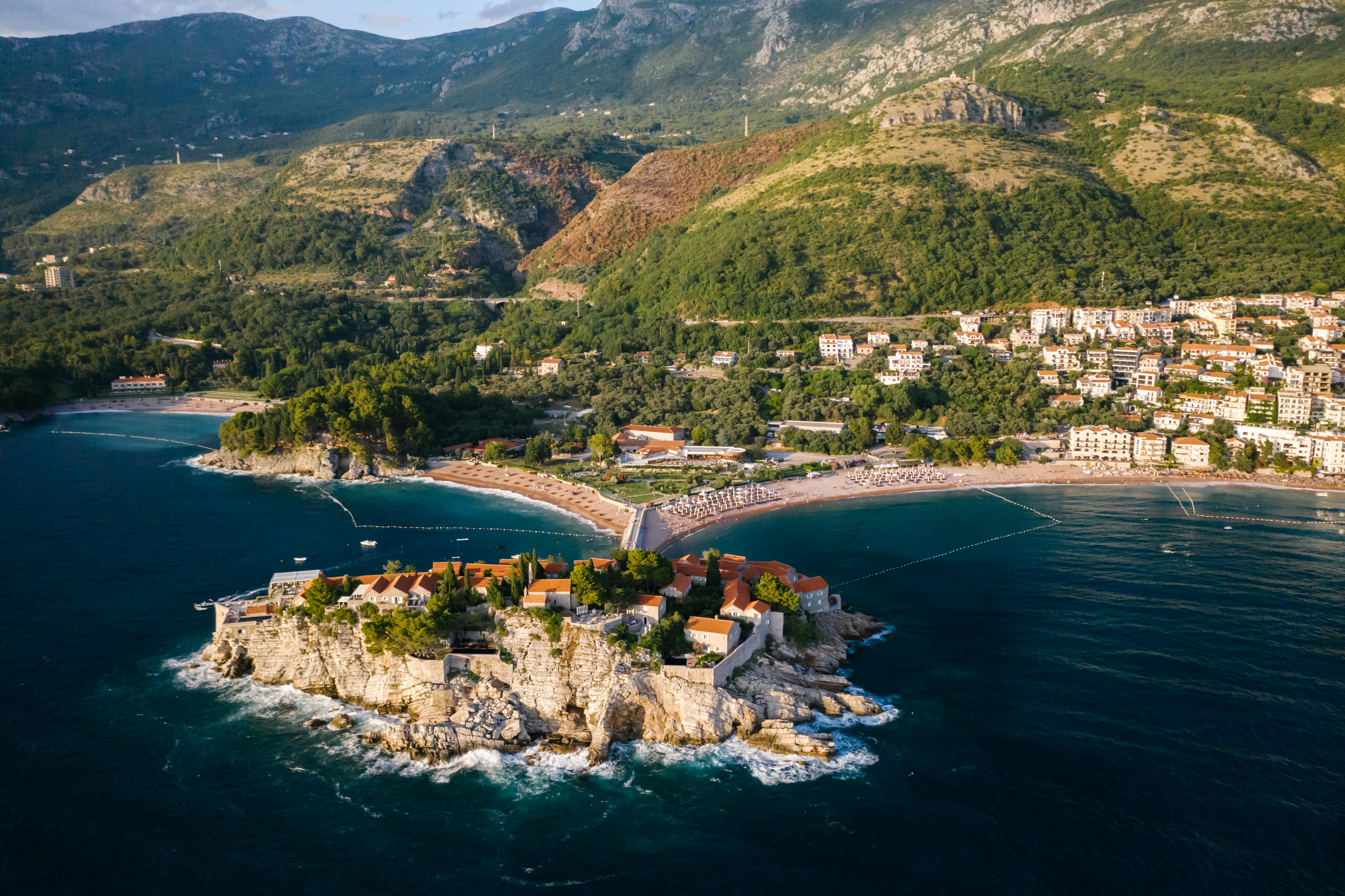 Nasip od ružičastog pijeska koji povezuje ostrvce Sveti Stefan s kopnom, Crna Gora