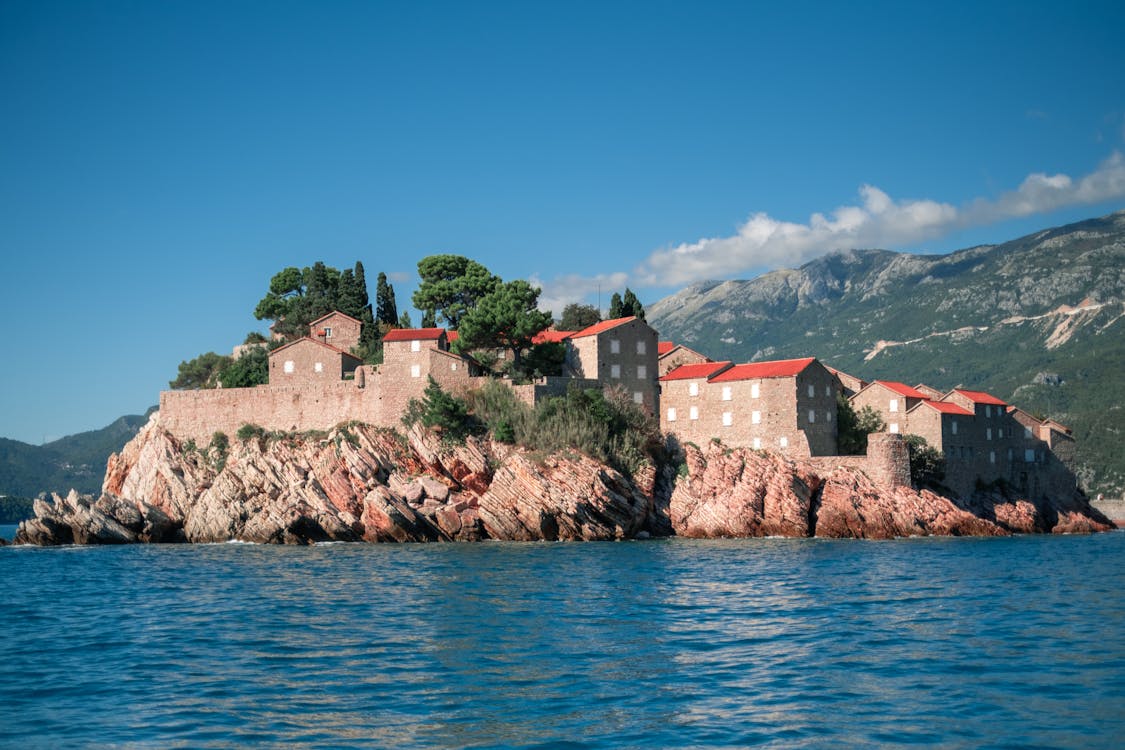 Wysepka-wioska Sveti Stefan na południe od Budvy, Czarnogóra