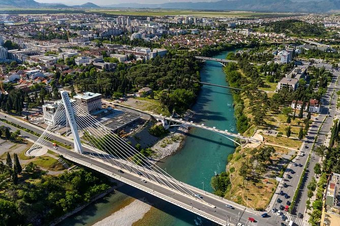 Le pont du Millénaire sur la rivière Morača, Podgorica, Monténégro