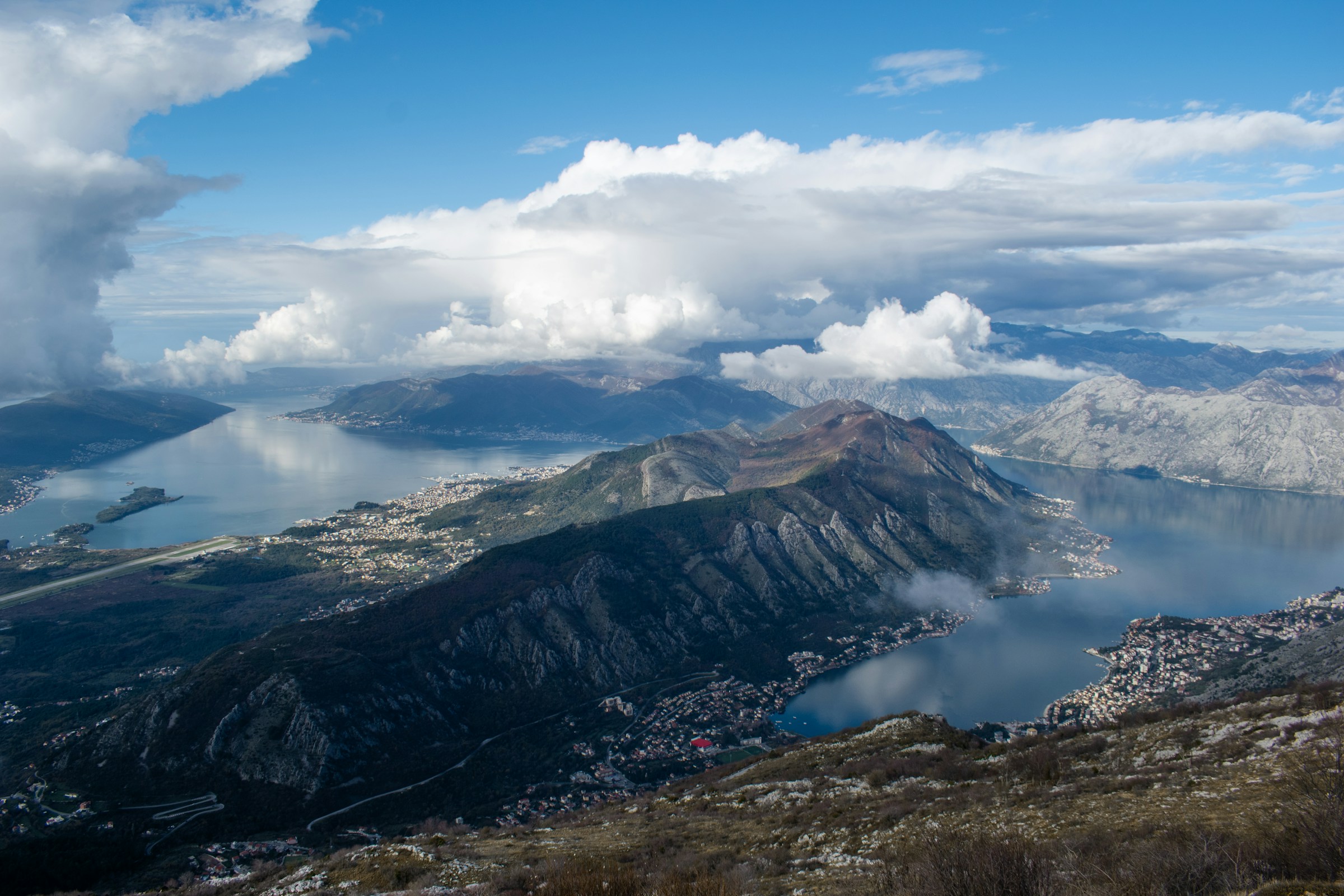 Vista aerea della baia di Kotor con Tivat e la baia interna, Montenegro