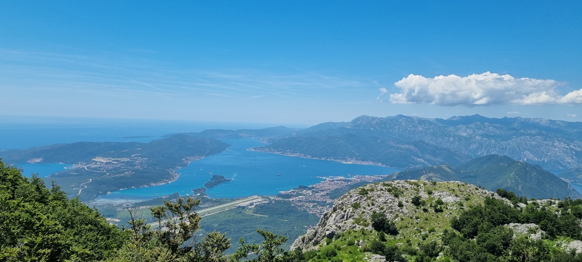 Bucht von Kotor und umliegende Berge, von Žanjev Do aus gesehen, Montenegro