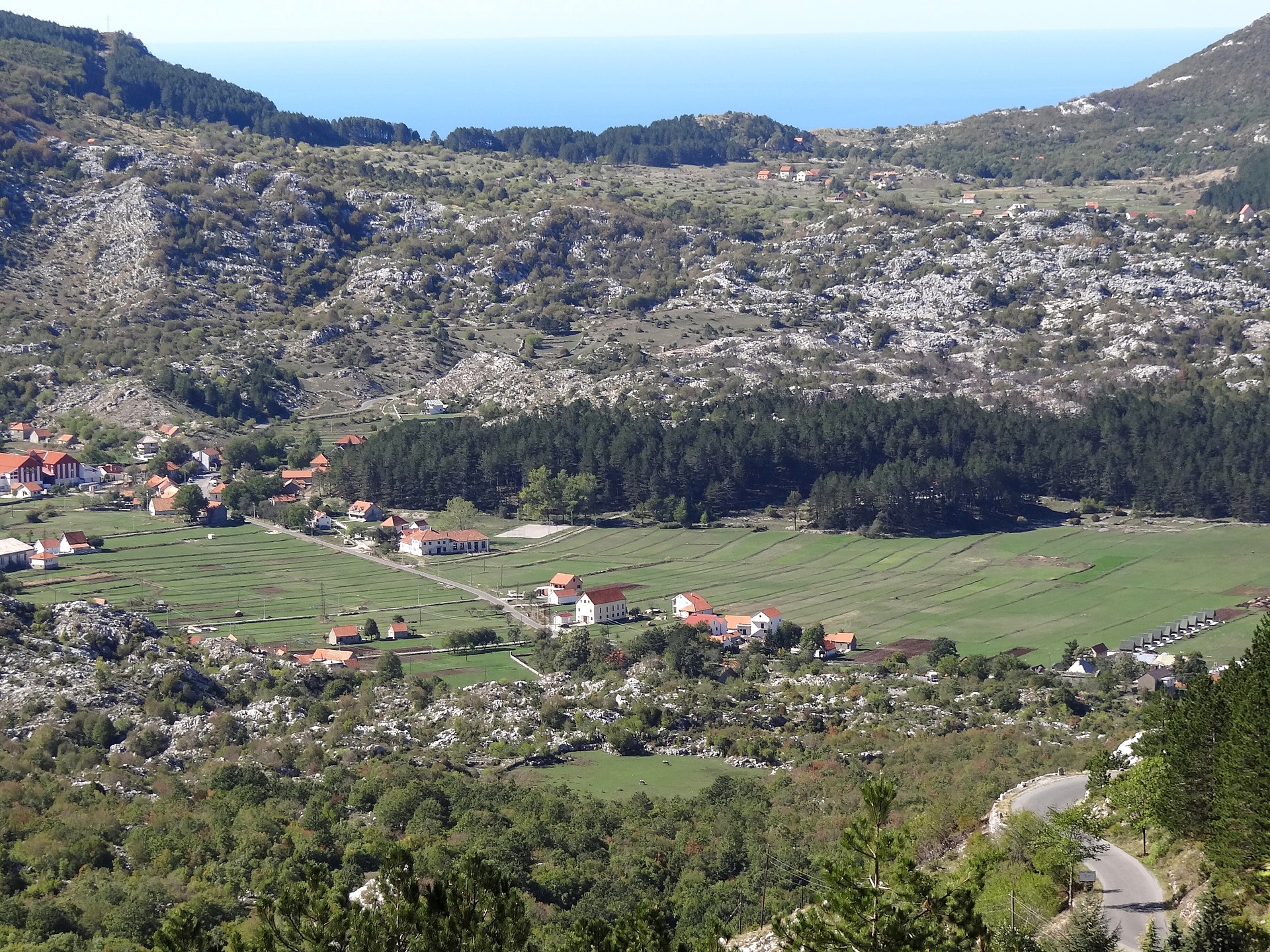 Pogled na kameno selo Njeguši na planini Lovćen sa Bokom Kotorskom u pozadini, Crna Gora